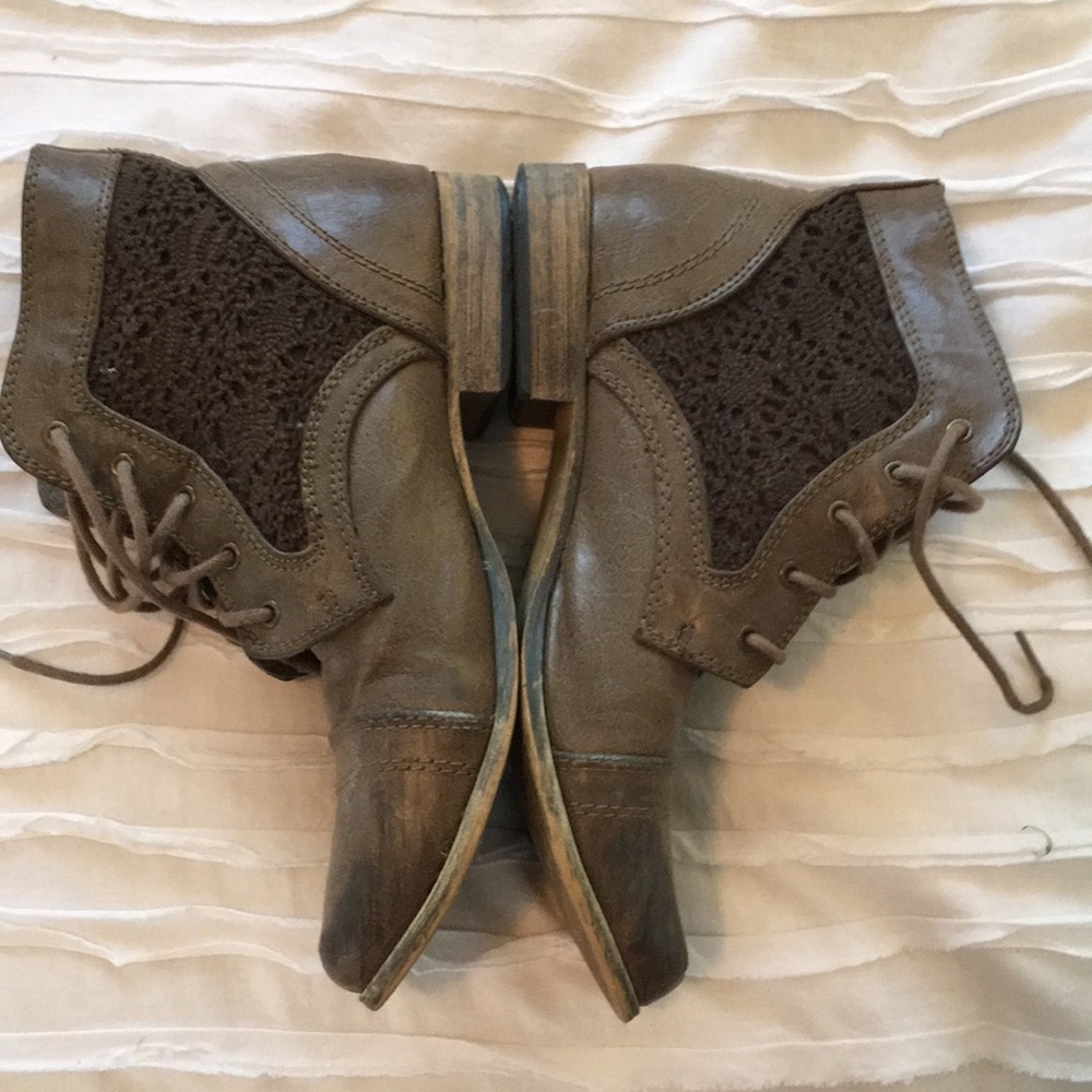 Brown ankle boots with lace